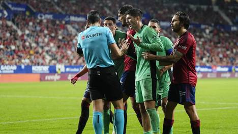 Der Schiedsrichter beim Spiel zwischen CA Osasuna und Atletico Madrid hatte alle Hände voll zu tun