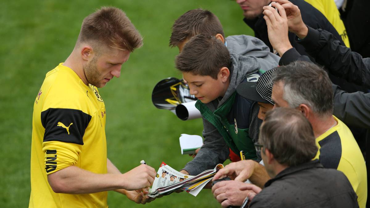 Dabei hat er offenbar ein Angebot von Schalke 04 ausgeschlagen, wie er auf seiner offiziellen Seite erklärte: "Schalke wollte unbedingt, aber aus Respekt für die Fans des BVB habe ich diese Möglichkeit nicht in Betracht gezogen. Ich glaube immer noch daran, dass im Fußball und im Leben es um mehr geht als nur Geld."