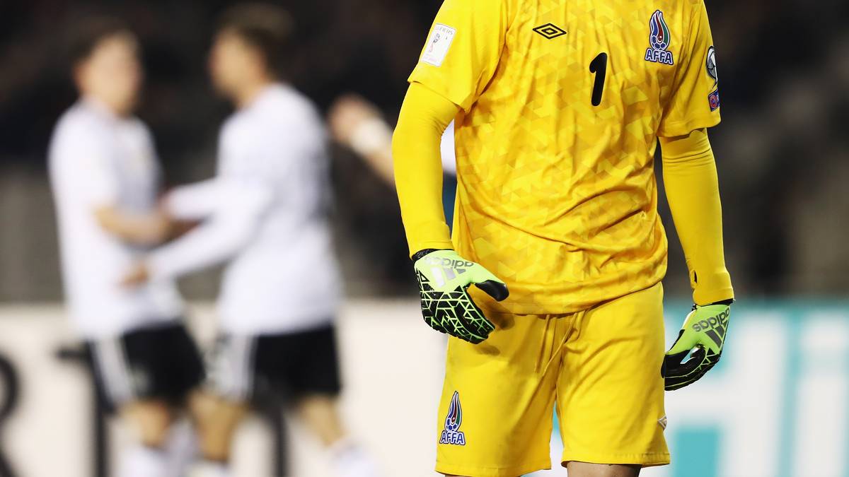 Aserbaidschan-Keeper Kamran Agayev muss ein viertes Mal hinter sich greifen, während die Deutschen jubeln