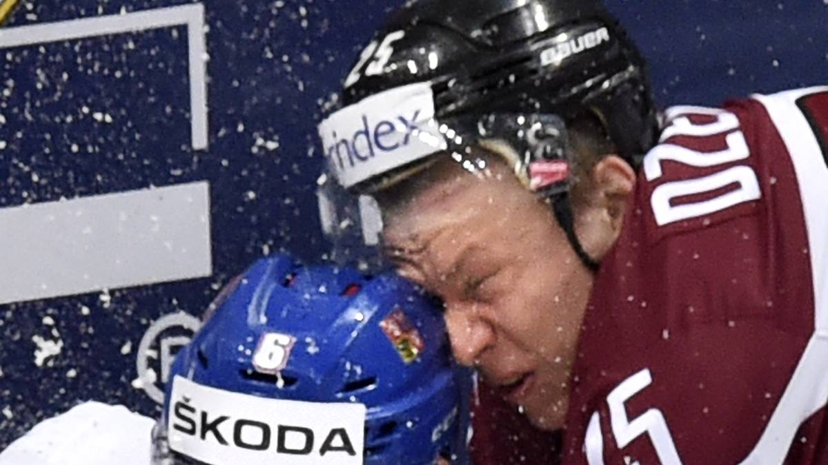 Knallharte Zweikämpfe gibt es beim Eishockey reichlich. Der Lette Andris Dzerins (r.) kommt hier hoffentlich ohne eine Gehirnerschütterung davon