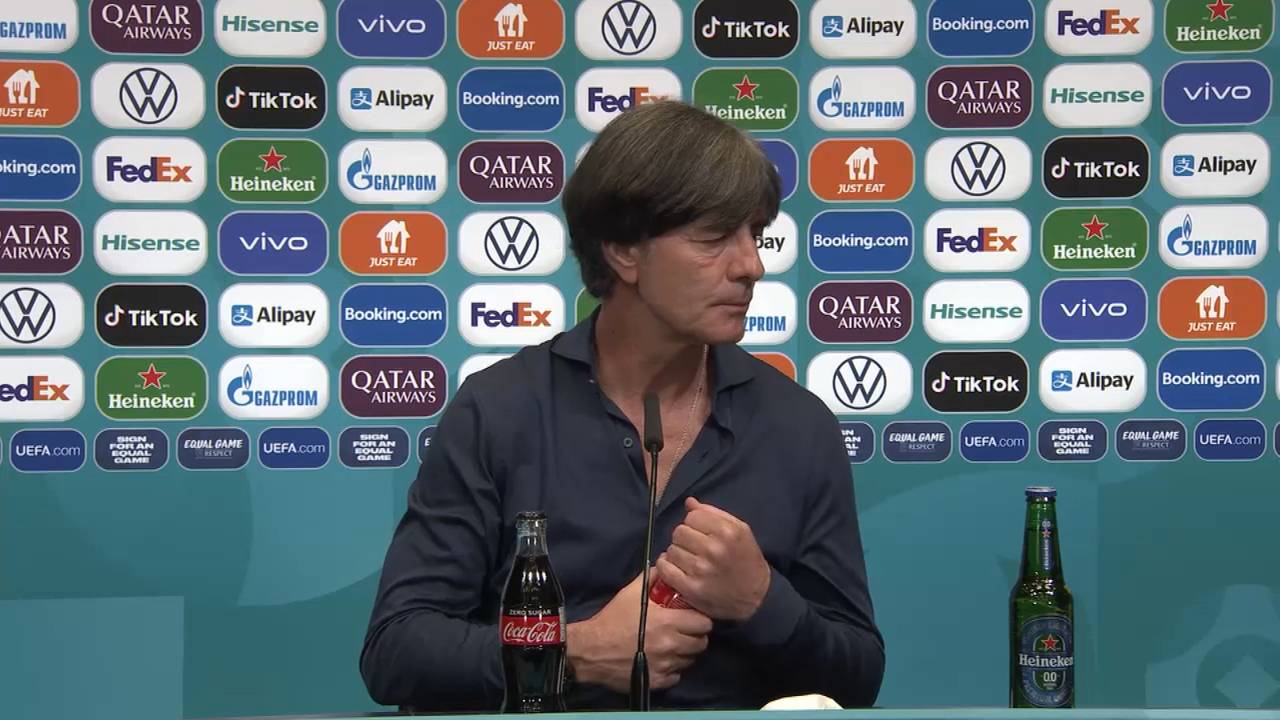 EM 2020: Joachim Löw verzweifelt an Flasche - Cola-Thematik geht weiter