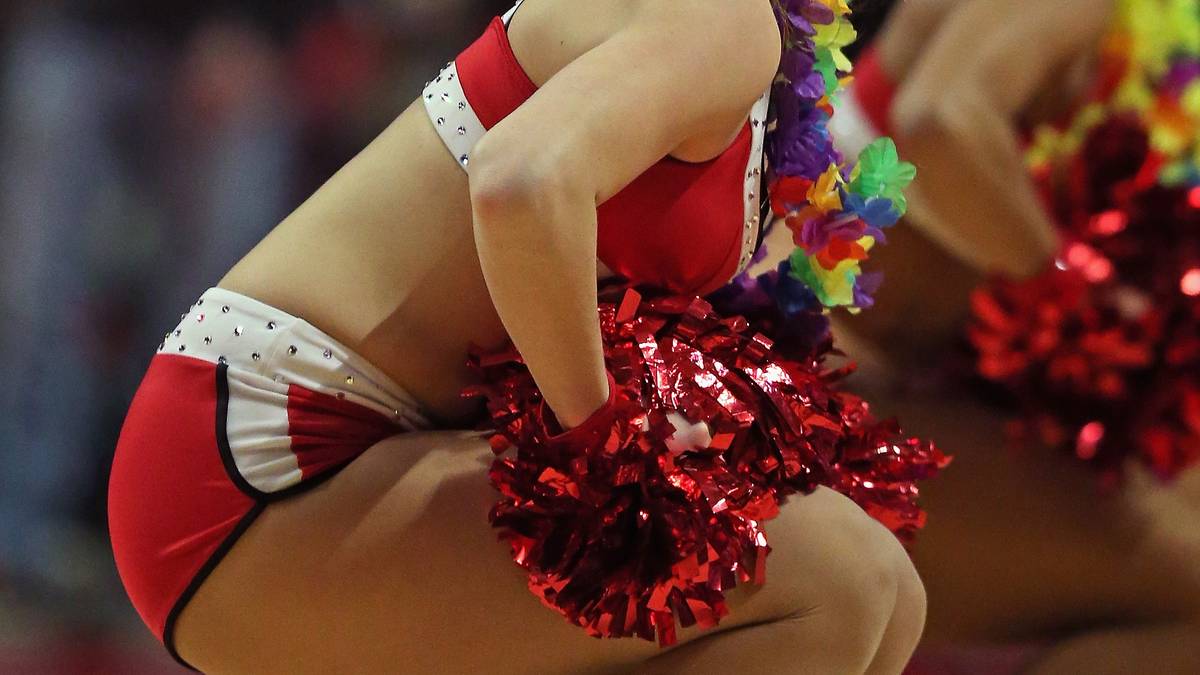 Diese Cheerleaderin hat gut Lachen: Ihre Chiacgo Bulls feiern einen wichtigen Sieg gegen die Boston Celtics