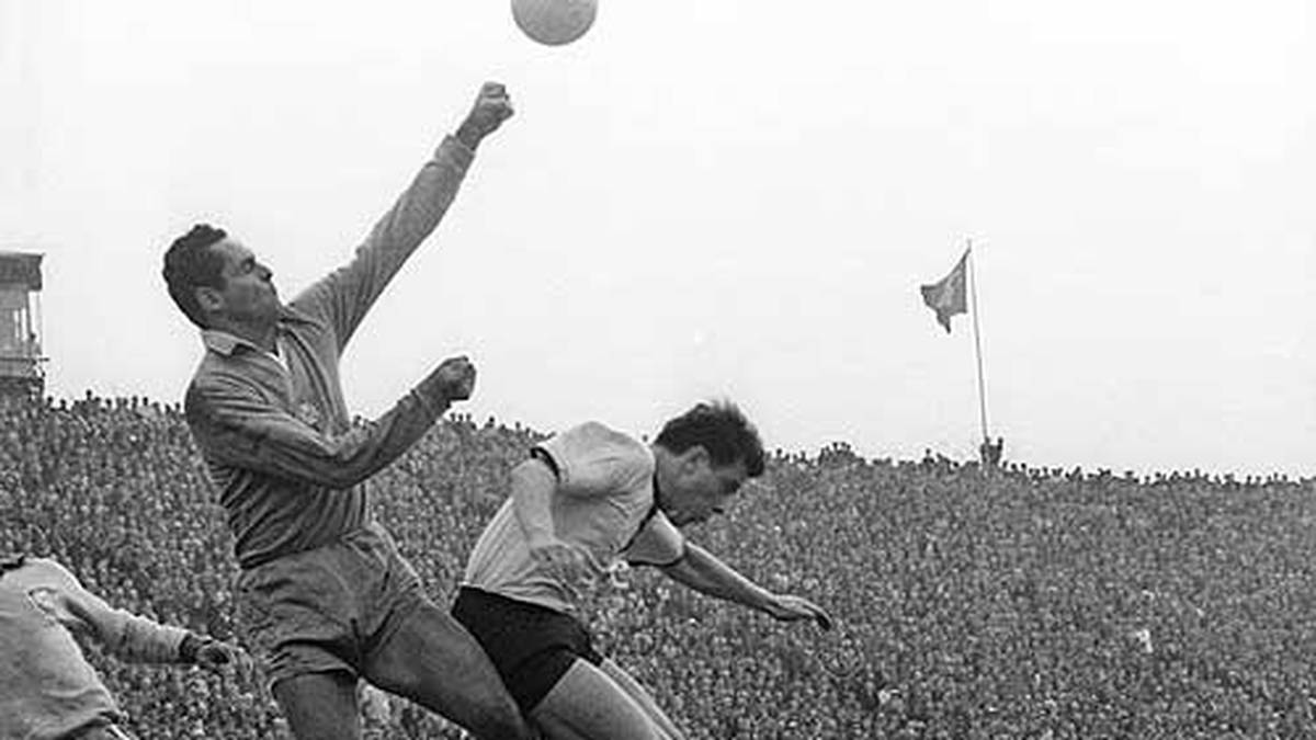 Los geht es mit Duellen im Mai 1963 in Hamburg. Vor imposanter Kulisse verliert Deutschland mit 1:2. Jürgen Schütz verliert das Kopfballduell gegen Brasiliens Torwart Gilmar. Uwe Seeler schaut gespannt zu  