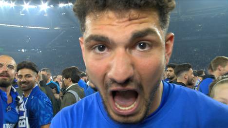 Der FC Schalke 04 sichert sich den Aufstieg in einem turbulenten Spiel gegen St. Pauli, danach gibt es bei den Fans und Spielern kein Halten mehr. 