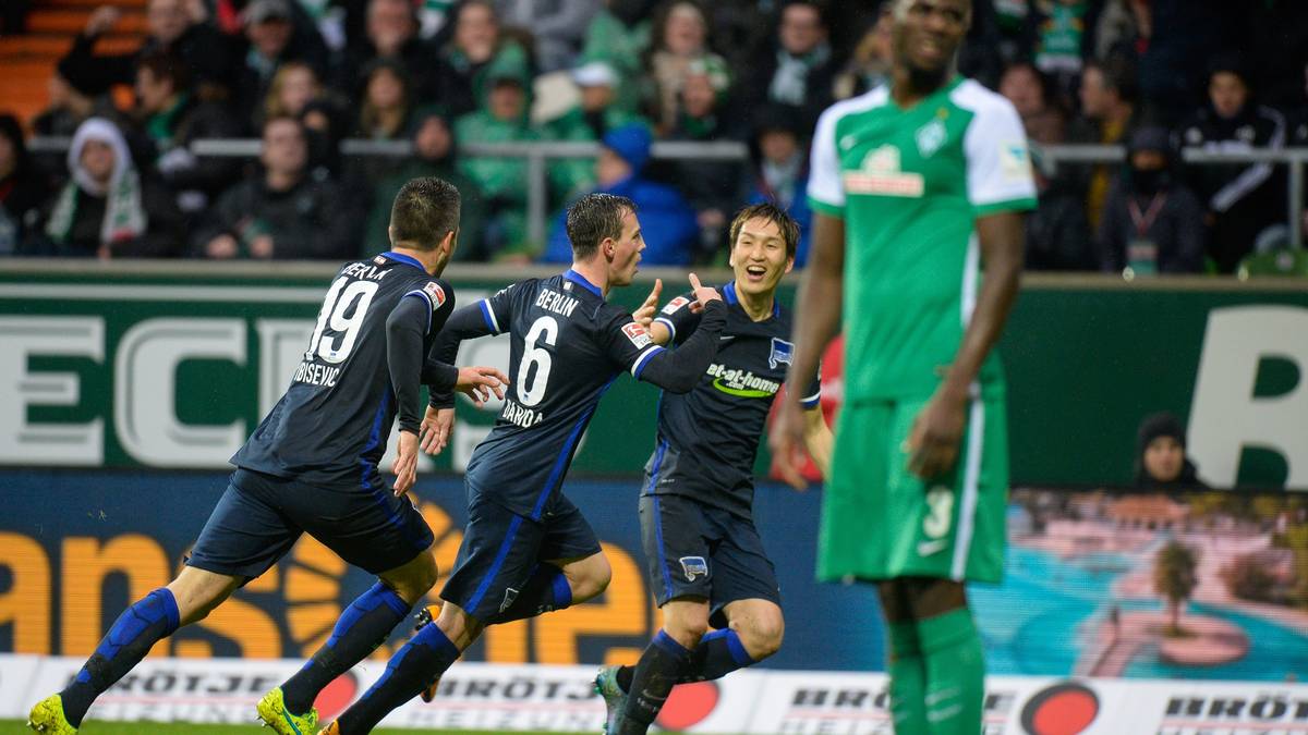 Das erste Tor des Nachmittags fällt derweil in Bremen. Zum Entsetzen von Papy Djilobodji (v.) geht die Hertha in Führung
