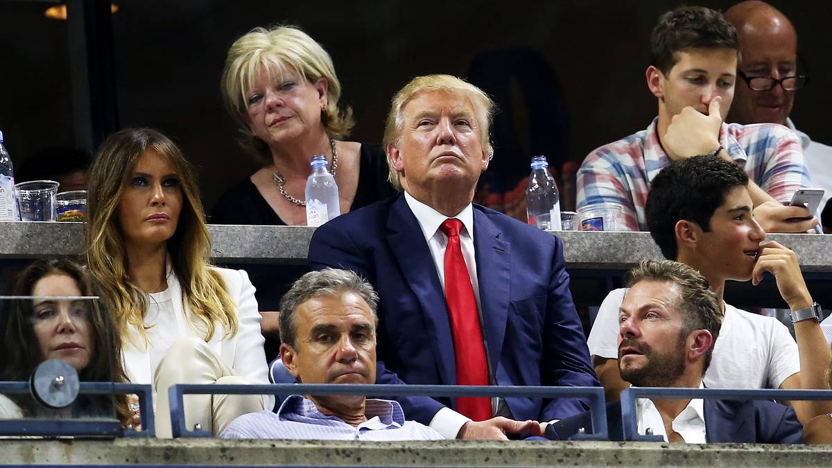 Das Spiel ist ein Schaulaufen der Prominenten, Schönen und Mächtigen. Der Republikaner-Präsidentschaftskandidat für 2016 Donald Trump sieht sich das Match mit seiner Frau Melania Knauss-Trump an