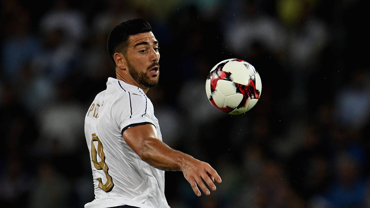 GRAZIANO PELLE: Bei der EM 2016 zeigte der Italiener starke Leistungen, seit 2016 läuft der 31-Jährige für Shandong Luneng aus China auf. Für die hohen Ansprüche der Bayern genügt der 1,94-Meter-Hüne jedoch wohl nicht (mehr)