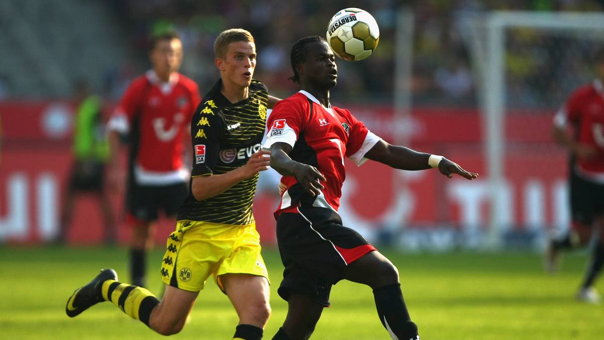 MUSKELFASERRISS (November 2009): Schon kurz nach dem Wechsel zum BVB gibt es im Herbst desselben Jahres die nächste schlechte Nachricht: Im linken Oberschenkel reißt sich Bender mehrere Muskelfasern, steht aber nach 18 Tagen Pause wieder auf dem Platz