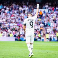 Nach 14 Jahren bei Real Madrid geht Karim Benzema. Klub-Präsidenten Florentino Perez bereiten ihm einen großen Abschied. Benzema wird emotional.