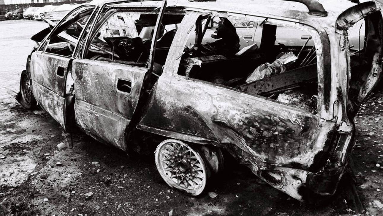 Das ausgebrannte Auto von Maurice "Mucki" Banach am 17. November 1991