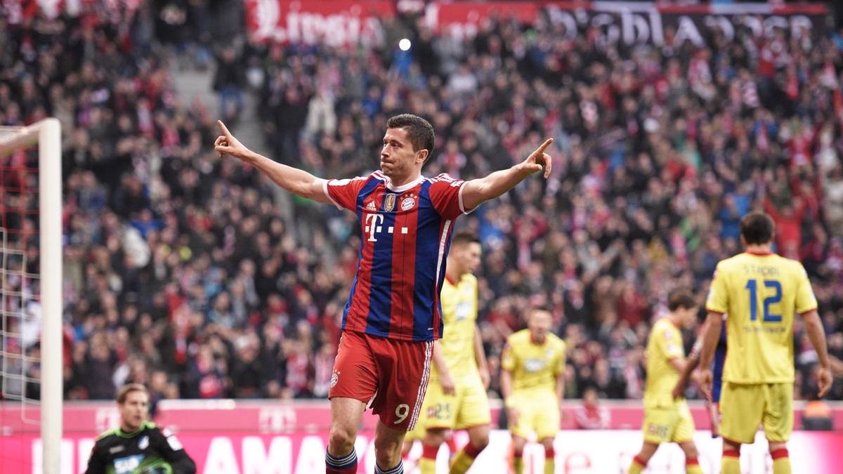 SAISON 2014/15 - 4 Stürmer: In der Liga wird Guardiolas Team souverän Meister, im Pokal und in der Champions League ist aber jeweils im Halbfinale Schluss. Im Sturm läutet Neuzugang ROBERT LEWANDOWSKI (31/17) eine neue Ära ein. THOMAS MÜLLER (32/13) agiert vorwiegend als hängende Spitze