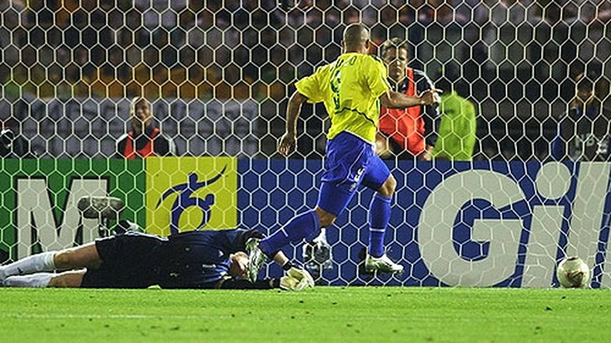Das Finale gegen Brasilien verlor Deutschland dann allerdings mit 0:2 - und ausgerechnet Titan Kahn spielte eine unglückliche Rolle