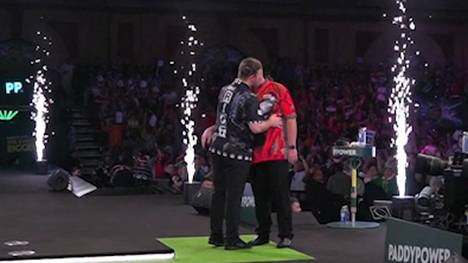 Callan Rydz setzt sich erst in der Verlängerung des Entscheidungssatzes gegen Daryl Gurney durch. Dabei liefert der Engländer auch zwei Finish-Highlights. 
