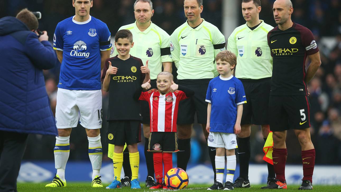 Todkranker Fan läuft mit Everton ein