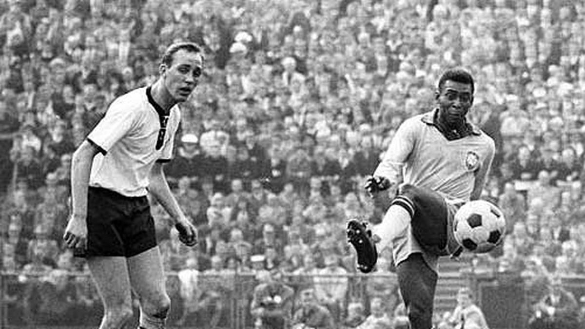 Auch Pele ist in Hamburg dabei. Willi Schulz verfolgt seinen Schuss mit bangem Blick. Zwei Jahre später tritt Deutschland erstmals in Rio de Janeiro an. 140.000 Zuschauer sehen im Maracana, wie die DFB-Mannschaft mit 0:2 verliert
