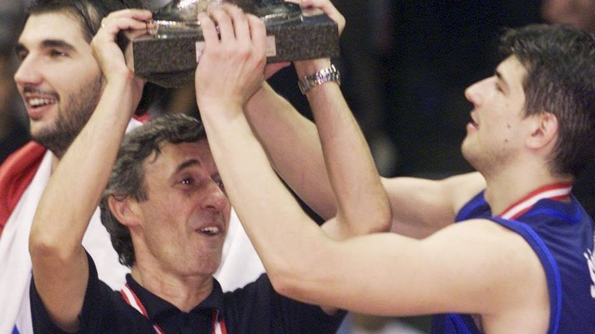 Im Jahr 2000 heuert er dann wieder bei der jugoslawischen Nationalmannschaft an - diesmal allerdings nicht bei den Junioren, sondern bei den Herren. Und die Erfolge sind abermals überwältigend: 2001 feiert er zunächst den EM-Triumph, ...