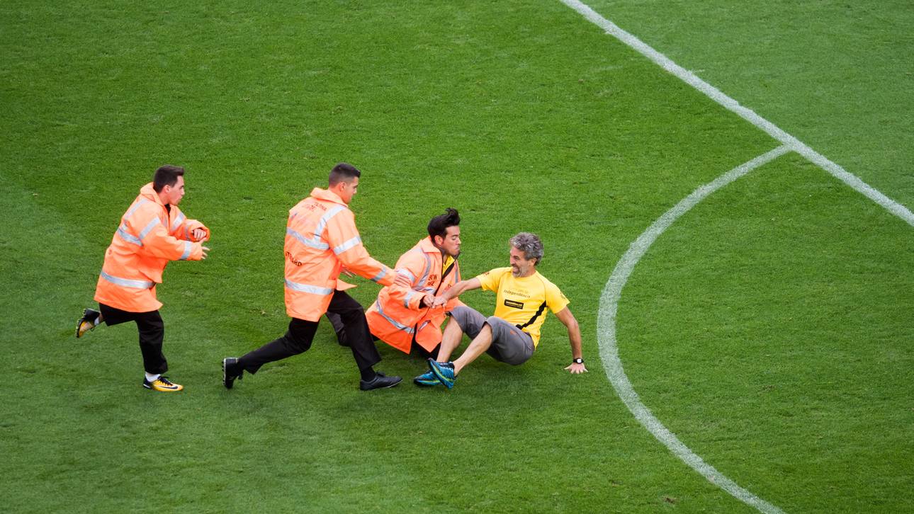 In der Schlussphase tauchte ein Flitzer auf dem Spielfeld auf