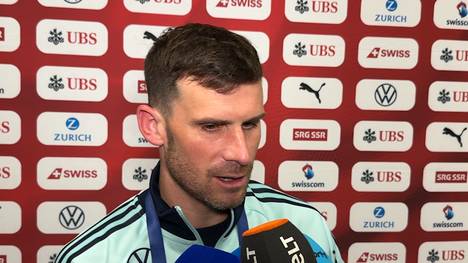 Bei dem 4:3-Testspielsieg gegen die Schweiz glänzt Florian Wirtz als Mann des Abends. Sein Mitspieler Pascal Groß zeigt sich begeistert von dem jungen Offensivtalent und lobt seine herausragende Leistung.