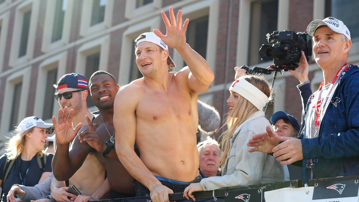Im Anschluss feierte das Team erneut eine rauschende Meisterparade - und Party-Tier Gronkowski war wieder mittendrin. "Du gehst aus und erfrischst dich, dann willst du wieder zurück ins Training und hart arbeiten", sagte er einst über seine Vorliebe für Partys