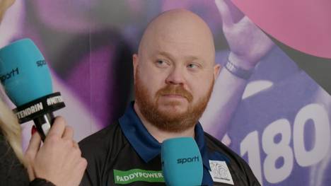 Justin Hood steht im Achtelfinale der Darts-WM und erklärt im Interview mit SPORT1, wofür er sein Preisgeld nutzen möchte - und was dahintersteckt.