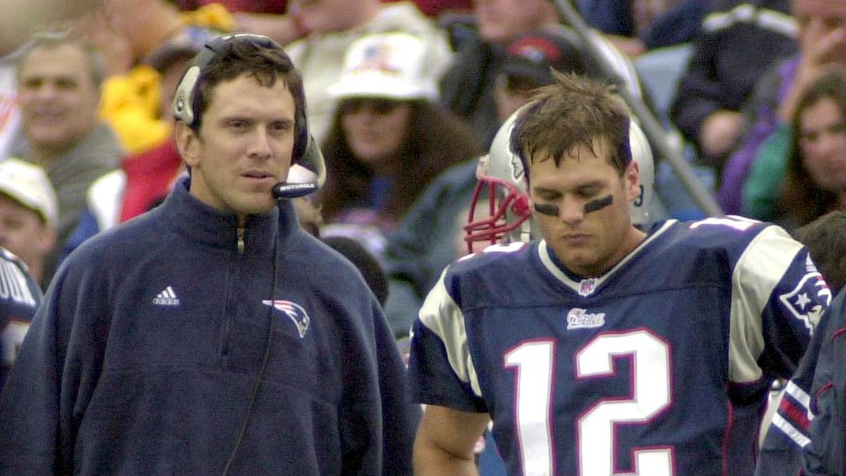 Einfach verläuft die Anfangszeit in New England aber nicht. Zuerst ist Brady nur Quarterback Nummer vier, dann arbeitet er sich zum Ersatzmann von Drew Bledsoe (l.) hoch. In seiner Rookie-Saison bringt er aber nur einen einzigen Pass an den Mann