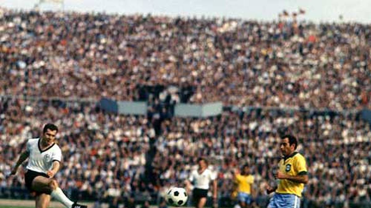 Im Juni des Jahres 1968 werden die Bilder dann farbig. Während die Hippies weltweit neue Trends setzen, tragen die Nationalspieler die Haare noch kurz. Doch in Stuttgart gelingt der DFB-Mannschaft um Franz Beckenbauer der erste Sieg gegen Brasilien   