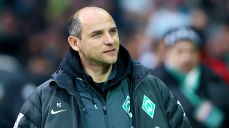Viktor Skripnik vom SV Werder Bremen lacht