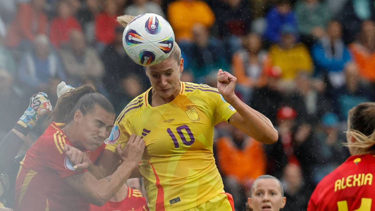 Justine Vanhaevermaet im Luftduell vor dem 1:1-Ausgleichstreffer