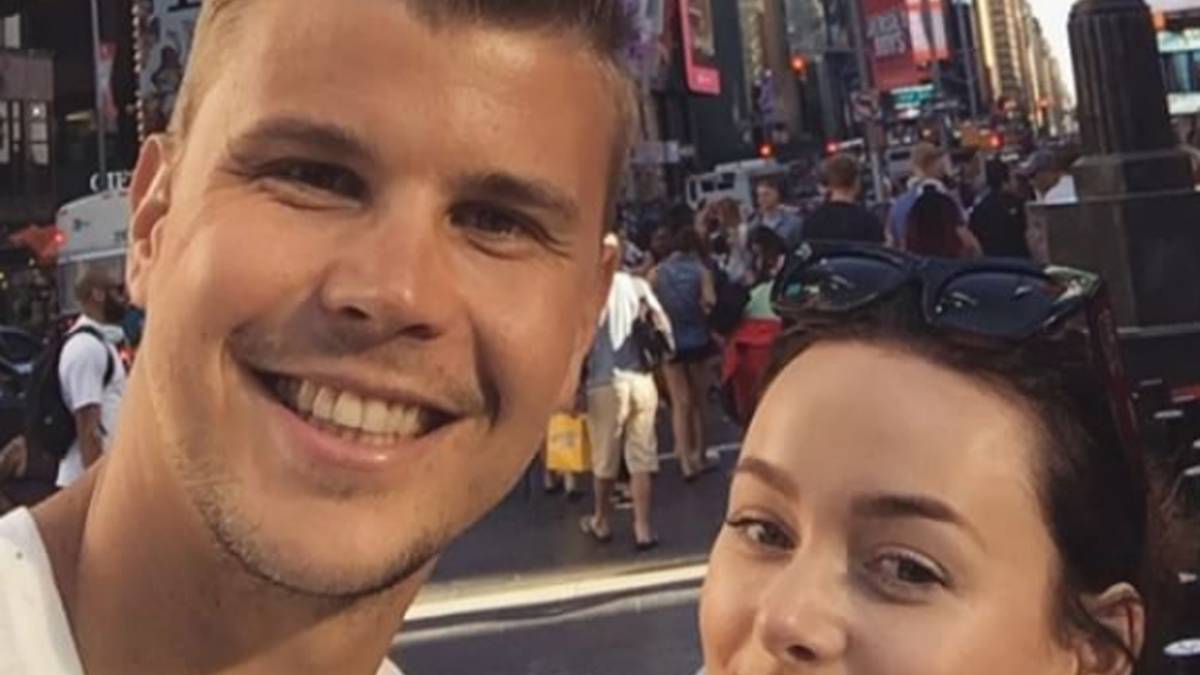 Mitchell Langerak macht vor Trainingsbeginn mit seiner Frau Rihannon New York unsicher