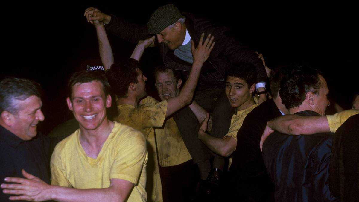 ... sind es die Dortmunder, die den Europapokalsieg feiern. Der beim Revier-Rivalen Schalke ausgebildete "Stan" Libuda bugsiert den Ball in der 107. Minute ins Tor 