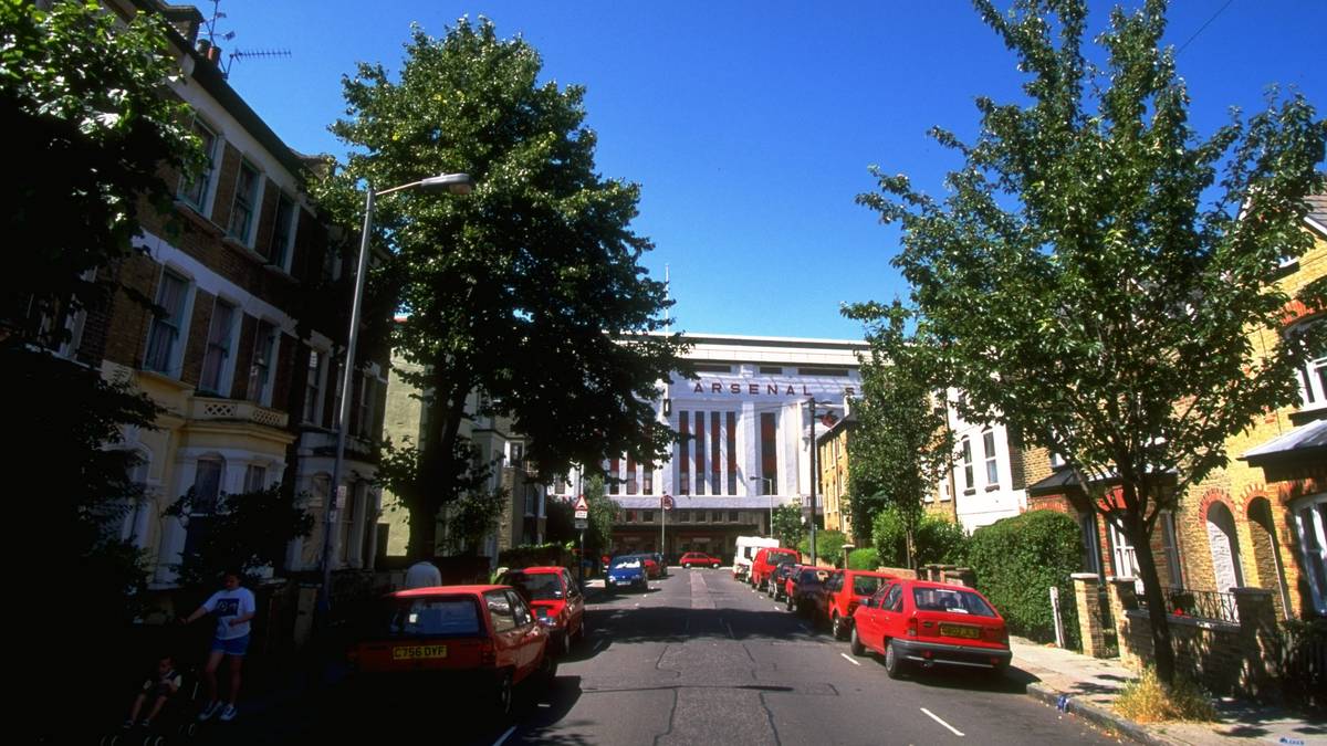 Ein spezielles Charakteristikum des Highbury Stadium war seine Spielfläche. Mit lediglich 100 Meter Länge und 67 Meter Breite fiel es für englische Verhältnisse sehr klein aus. Die Saison 2005/2006 war die letzte Saison Arsenals an der alten Wirkungsstätte