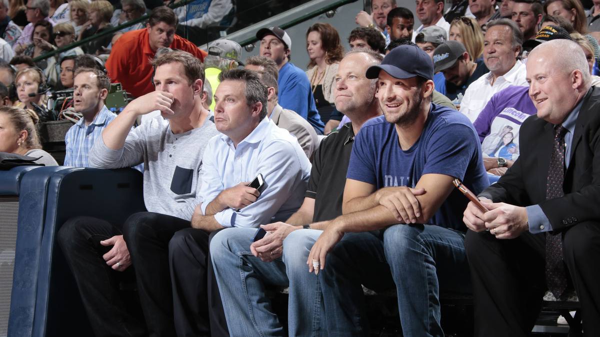 Da staunt selbst ein gestandener NFL-Star wie Tony Romo von den Dallas Cowboys (2.v.r.). Teamkollege Jason Witter (l.) hält sich vor Schock über so viel Beweglichkeit die Hand vor den Mund