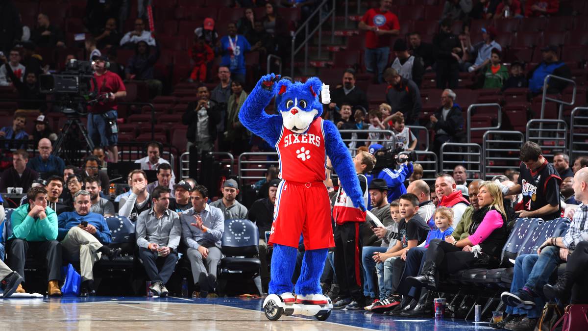 76ers-Maskottchen Franklin ist in der Halle auf Rollen unterwegs