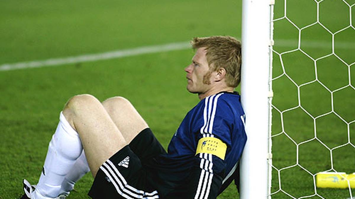 Ein Foto, das um wie Welt ging: Kahn lehnt nach dem verlorenen WM-Finale gegen die "Selecao" untröstlich am Pfosten