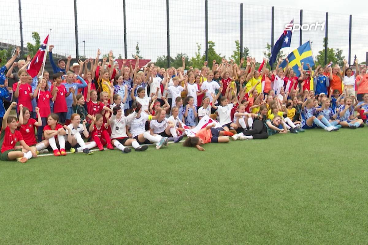 Zwölf Teams, zwölf Nationen, eine Mini-WM - und ganz großer Fußball-Spaß für Nachwuchs-Kickerinnen in Berlin. Maik Franz verspürt "Riesen-Euphorie" bei Frauenfußball.