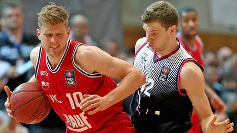 Sebastian Betz (l.) spielt seit 2013 für die s.Oliver Baskets Würzburg