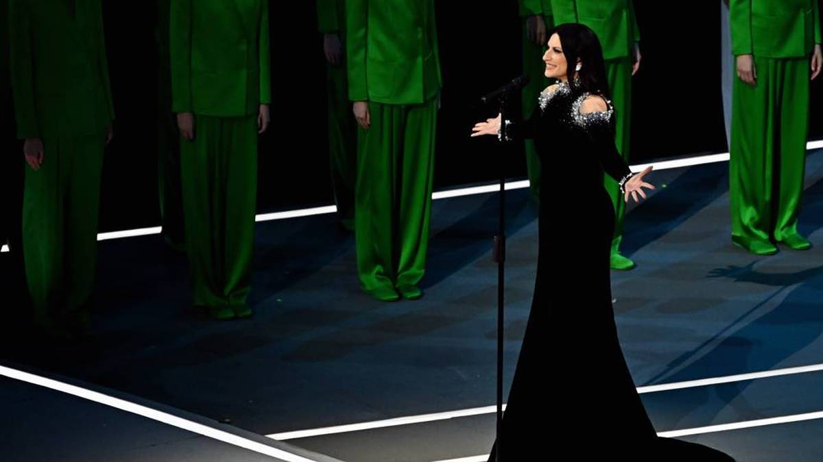 Laura Pausini singt die italienische Nationalhymne