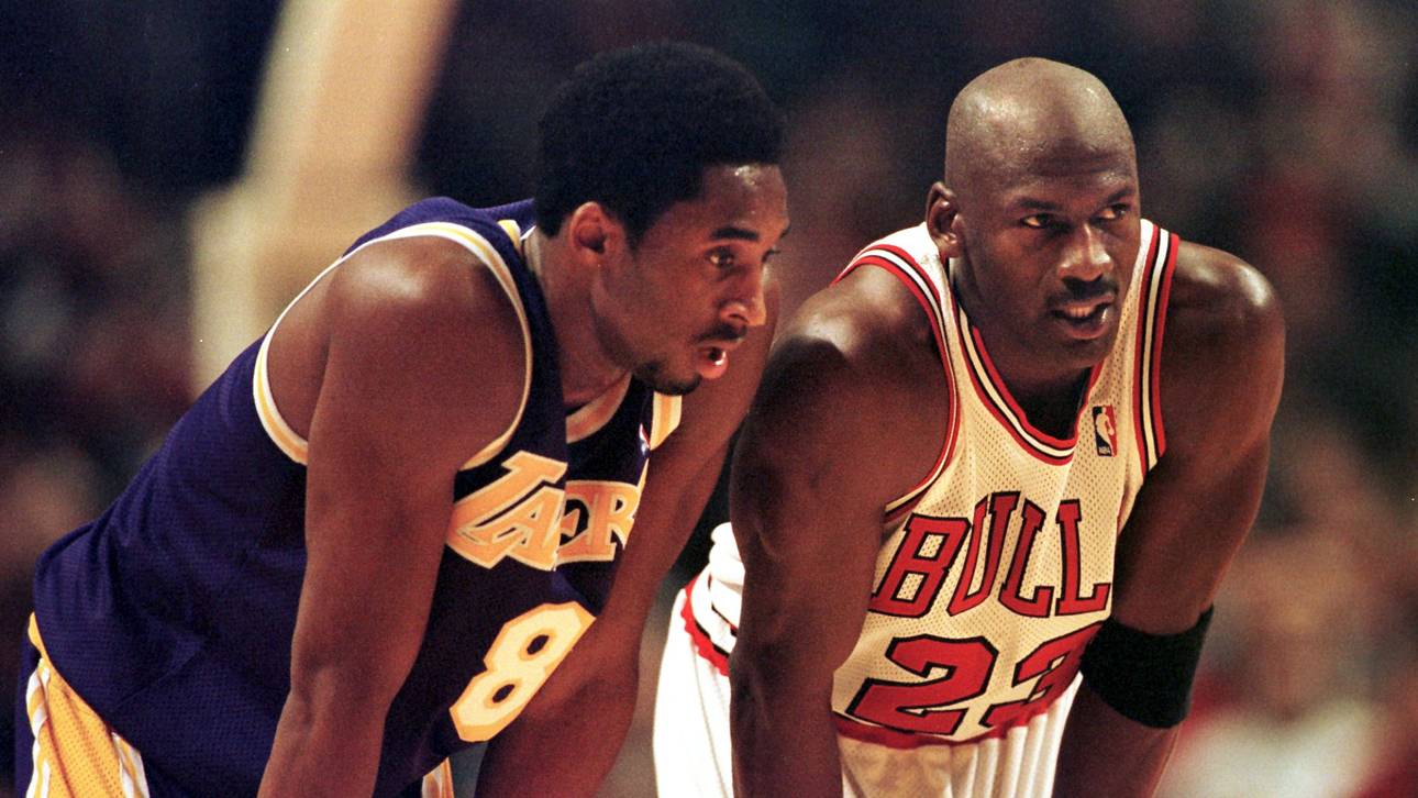 Los Angeles Lakers guard Kobe Bryant(L) and Chicag