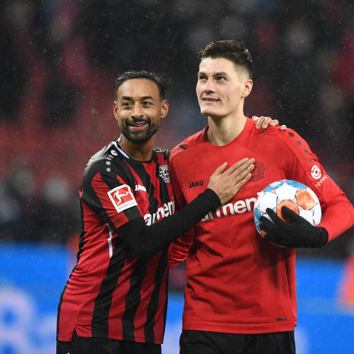 Flügelstürmer Karim Bellarabi wird Bayer Leverkusen länger fehlen. Der 32-Jährige zieht sich einen Außenmeniskusriss im linken Knie zu.