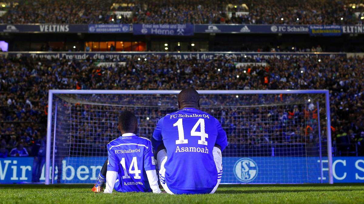 Zum Abschluss halten Vater und Sohn in einem Moment der Stille inne und rekapitulieren den emotionalen Abend