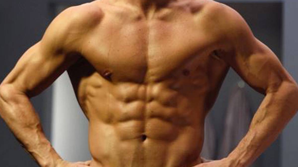 Ein perfekt durchtrainierter Oberkörper, den dieser Mann hier präsentiert. Muskeln eines Supersportlers. Doch um wen handelt es sich. Manch einer wird es schon ahnen. Es ist...