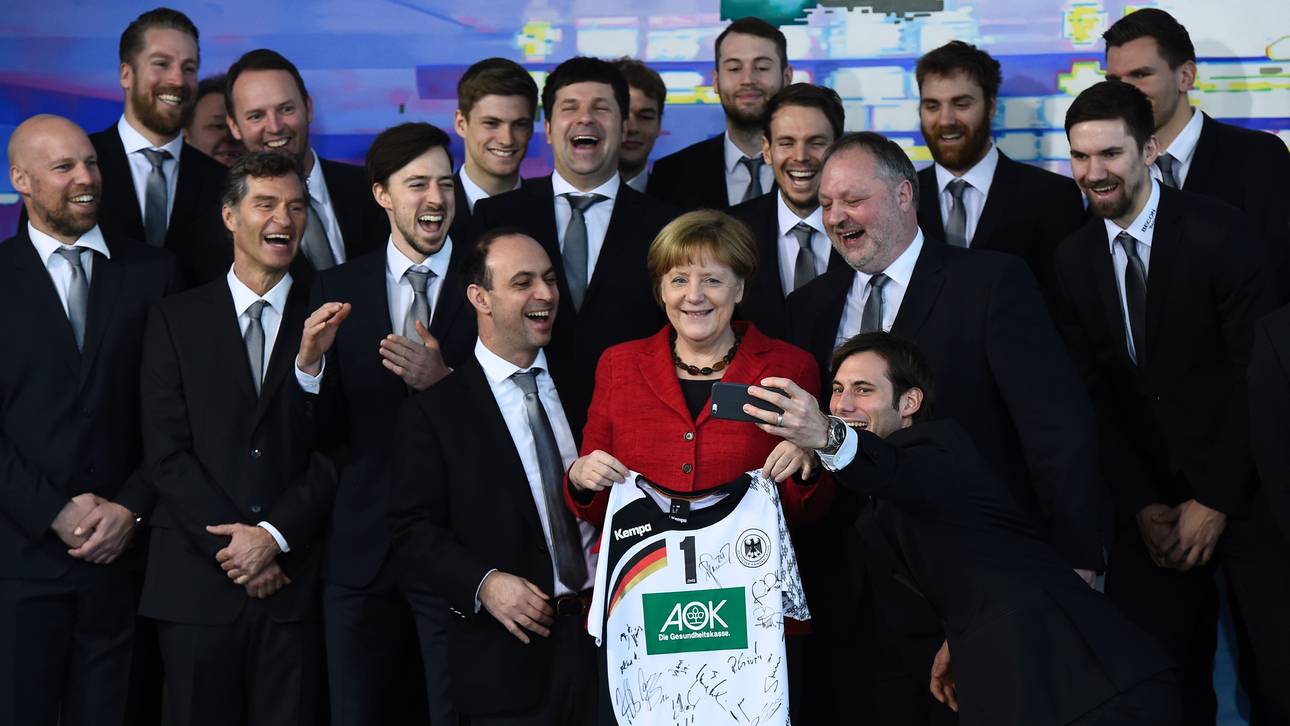 EM-Helden nehmen Merkel aufs Korn