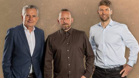 Präsident Wolfgang Dietrich und Vorstand Thomas Hitzlsperger begrüßen Sven Mislintat beim VfB Stuttgart