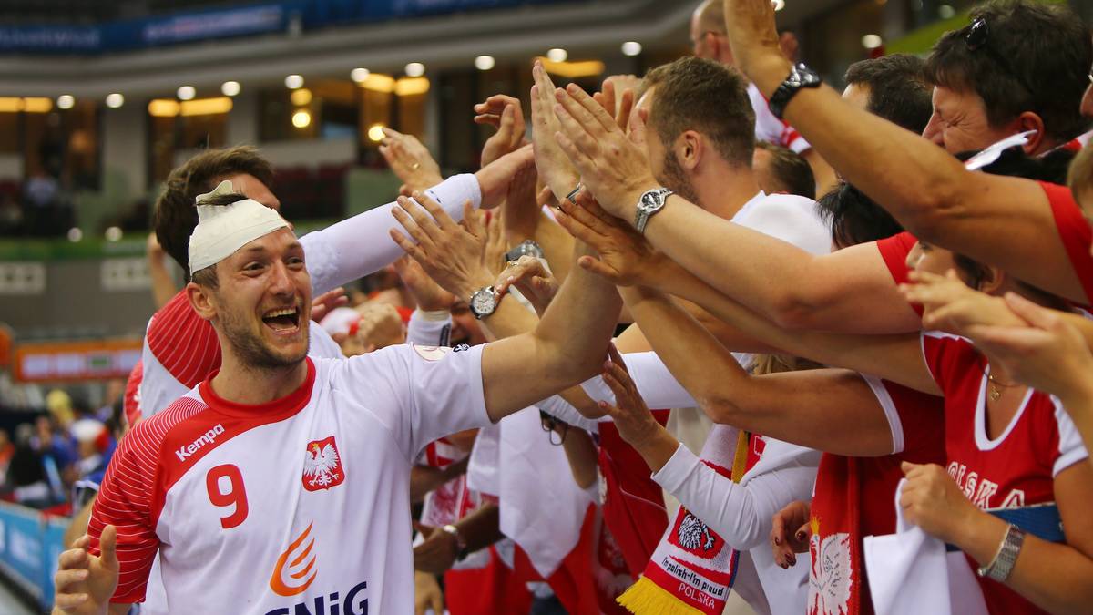 Auf dem Parkett jubeln die Polen - trendiger Kopfschmuck inklusive. Dank eines 24:22-Erfolgs steht die polnische Auswahl im Halbfinale