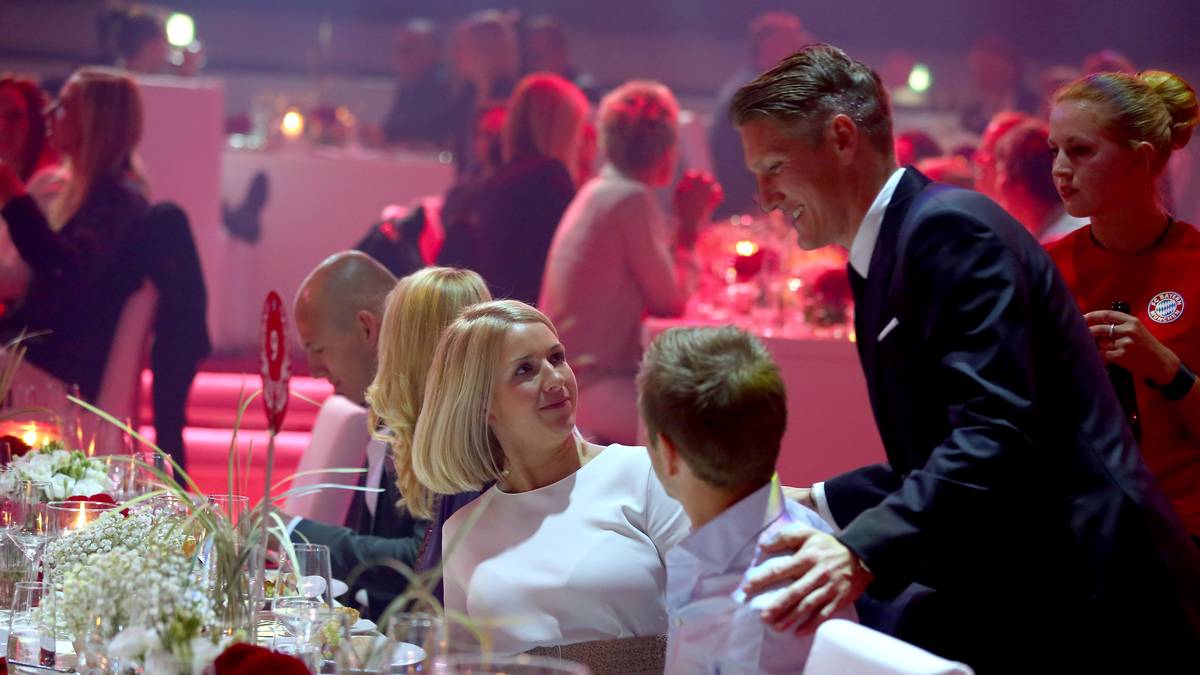 Später im Postpalast hat sich Schweinsteiger dann wieder herausgeputzt - und begrüßt im feinen Zwirn das Ehepaar Lahm