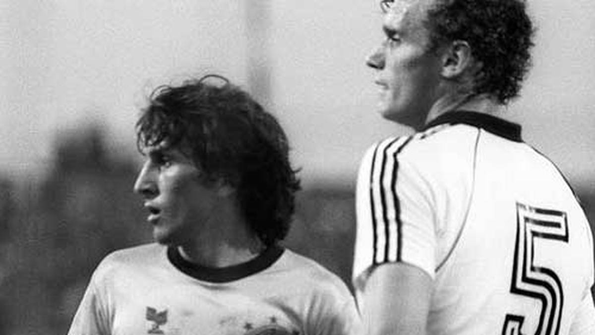 Im Mai kommt es schon zum nächsten Aufeinandertreffen. Hans-Peter Briegel und seine Kollegen verlieren in Stuttgart mit 1:2 gegen Zicos Selecao