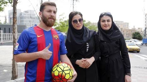 Boulevard: Falscher Messi wehrt sich gegen Vorwürfe, Reza Parastesh (links) gibt sich im Iran als Doppelgänger von Barca-Star Lionel Messi aus