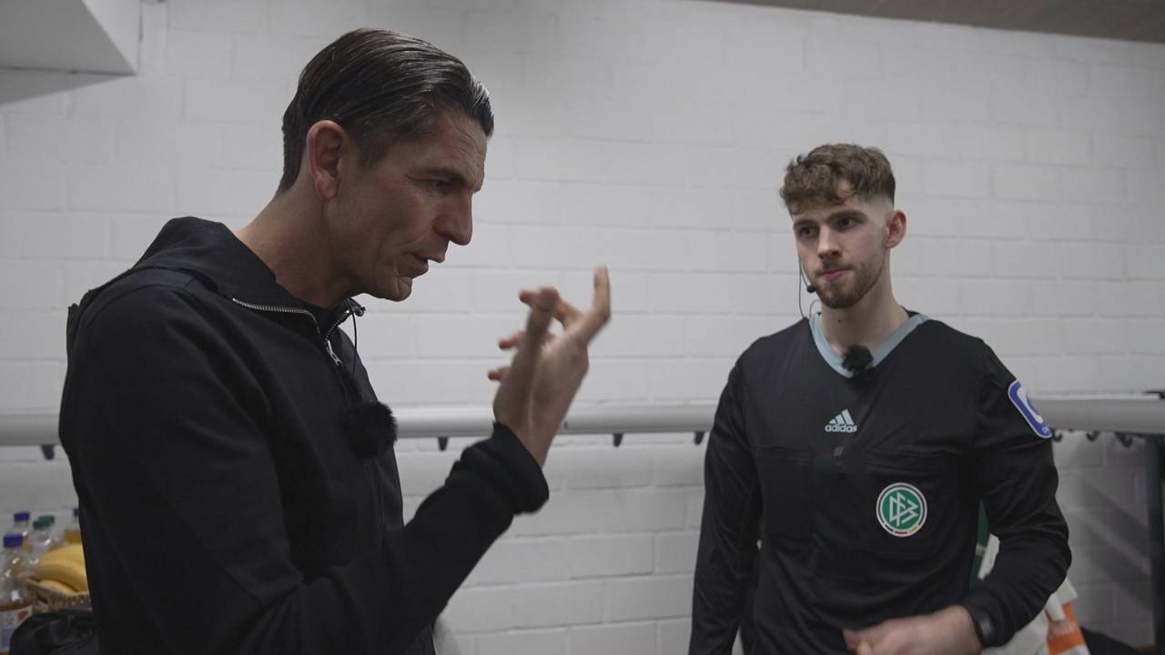 Die Fußballprofis Anton Stach und Nils Petersen als Bezirksliga-Schiedsrichter