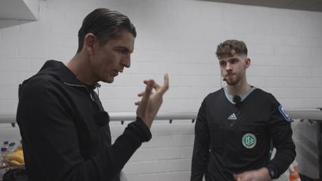 Per Headset verbunden mit Bundesliga-Schiedsrichter Deniz Aytekin versuchen sich der Freiburger Nils Petersen und der Mainzer Anton Stach in der Bezirksliga Rheinhessen an der Pfeife.