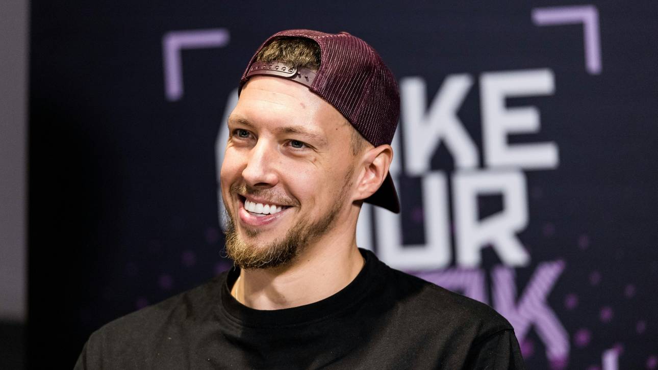 Theis bei einer Pressekonferenz in Tampere